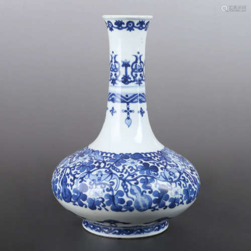 A BLUE AND WHITE GOURD PATTERN PORCELAIN VASE