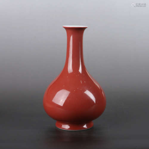 A RED GLAZE PORCELAIN VASE