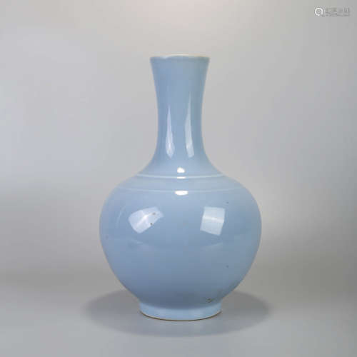 A BLUE GLAZE PORCELAIN BOTTLE VASE