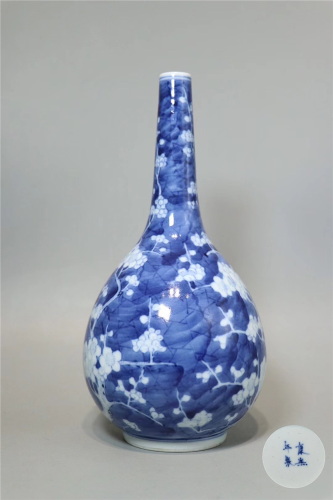 Blue and white cracked ice vase
