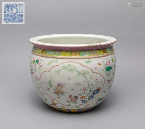 Large Chinese Famille Rose Porcelain Pot
