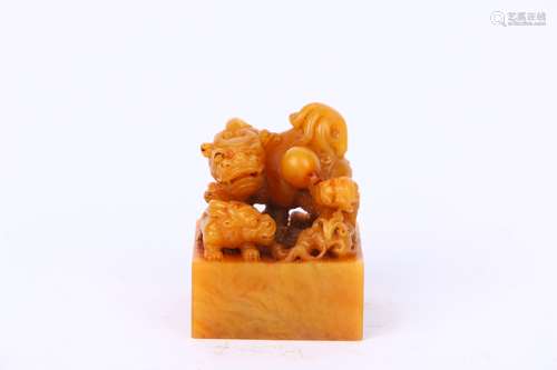 Old Collection. Shoushan Tianhuang Stone Seal with Knob in the Shaped of Animal Mother and Son