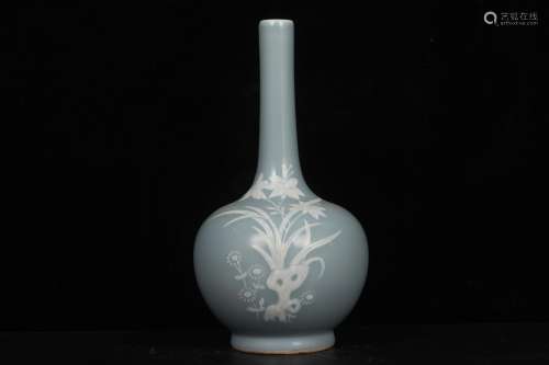 清乾隆-天青釉堆白花卉胆瓶