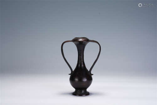 A CHINESE BRONZE DOUBLE HANDLE VASE