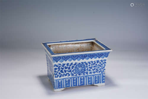 A CHINESE BLUE AND WHITE SQUARE PORCELAIN FLOWER POT
