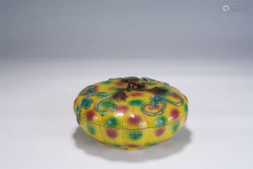 A CHINESE SAN-CAI GLAZED POTTERY FRUIT BOX WITH COVER