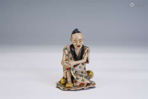 A CHINESE FAMILLE ROSE PORCELAIN FIGURINE