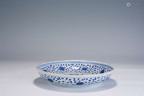 A CHINESE BLUE AND WHITE PORCELAIN PLATE