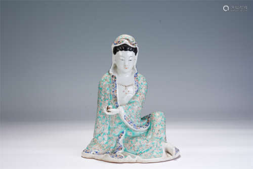 A CHINESE FAMILLE ROSE PORCELAIN FIGURE OF BUDDHA GUANYIN