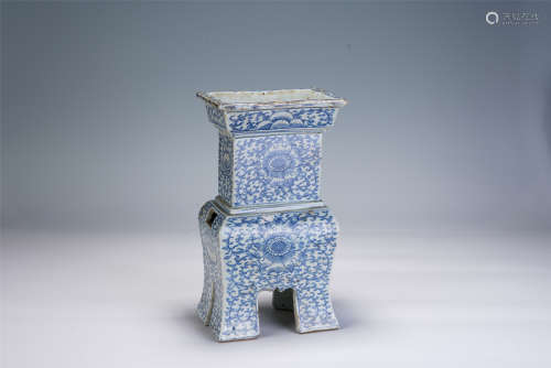 A CHINESE BLUE AND WHITE FOUR-FOOTED PORCELAIN VASE