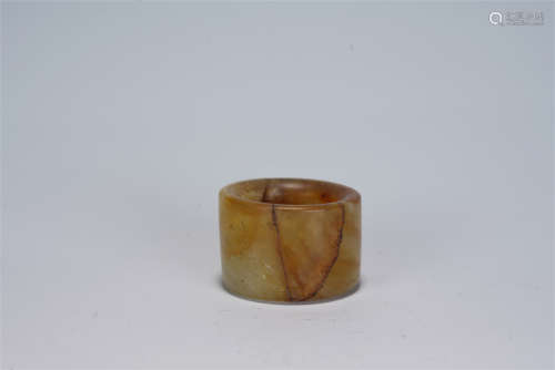 A CHINESE CARVED AGATE THUMB RING