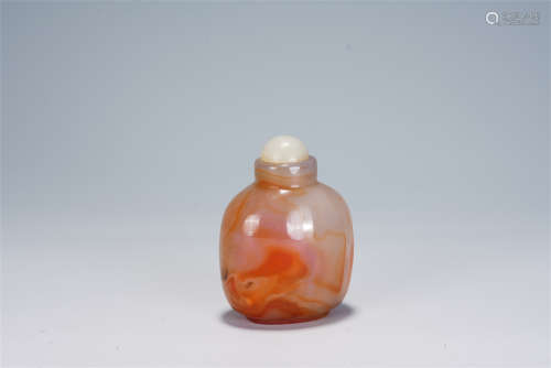 A CHINESE CARVED AGATE SNUFF BOTTLE
