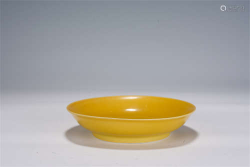 A CHINESE YELLOW GLAZED PORCELAN PLATE