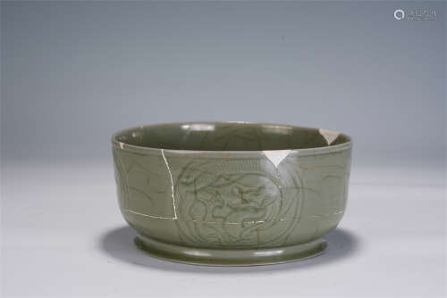 A CHINESE PORCELAIN BOWL WITH ENGRAVED DRAGONS