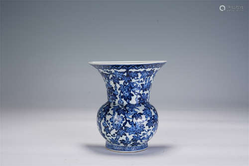 A CHINESE BLUE AND WHITE PORCELAIN VASE