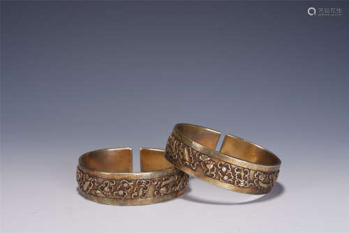A PAIR OF CHINESE CARVED GILT SILVER BANGLES