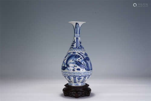 A CHINESE BLUE AND WHITE PORCELAIN VASE