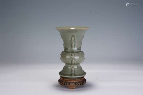 A CHINESE LAOYAO-TYPE GLAZED PORCELAIN VASE