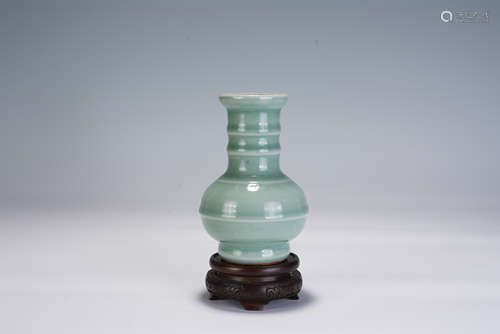 A CHINESE CELADON GLAZED PORCELAIN VASE