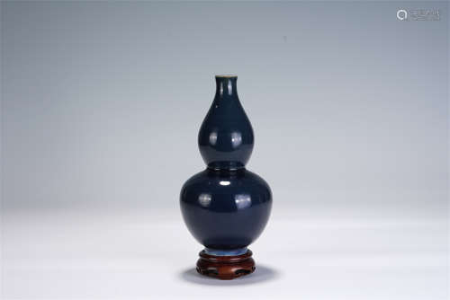 A CHINESE BLUE GLAZED DOUBLE-GOURD PORCELAIN VASE