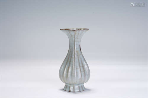 A CHINESE LAOYAO-TYPE CRACK GLAZED PORCELAIN VASE