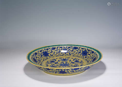 A CHINESE YELLOW GROUND BLUE AND WHITE PORCELAIN PLATE