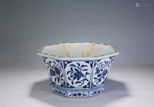 A CHINESE BLUE AND WHITE OCTANGULAR PORCELAIN FLOWER POT