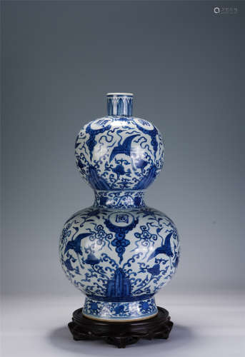 A CHINESE BLUE AND WHITE DOUBLE-GOURD PORCELAIN VASE