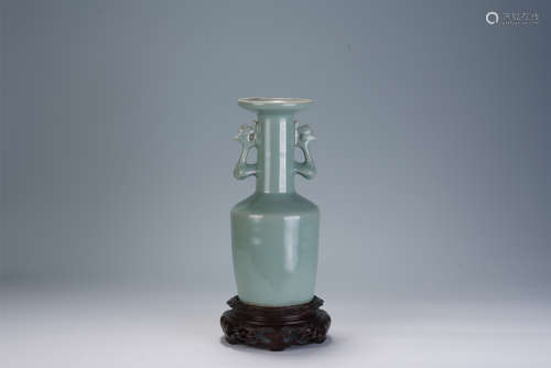A CHINESE DOUBLE HANDLE PORCELAIN VASE