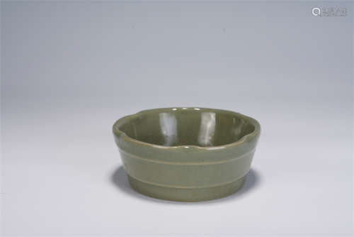 A CHINESE LONGQUAN-TYPE GLAZED PORCELAIN BOWL