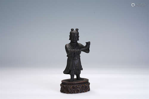 A CHINESE CARVED BRONZE FIGURE OF STANDING BOY