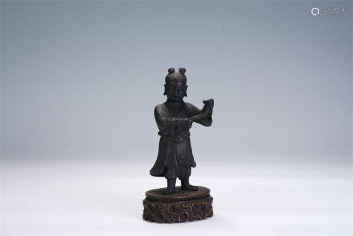 A CHINESE CARVED BRONZE FIGURE OF STANDING BOY