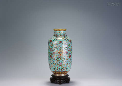 A CHINESE TURQUOISE BLUE GALZE FAMILLE ROSE PORCELAIN VASE