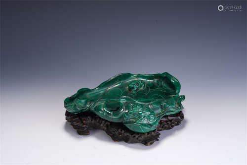 A CHINESE CARVED MALACHITE BRUSH WASHER