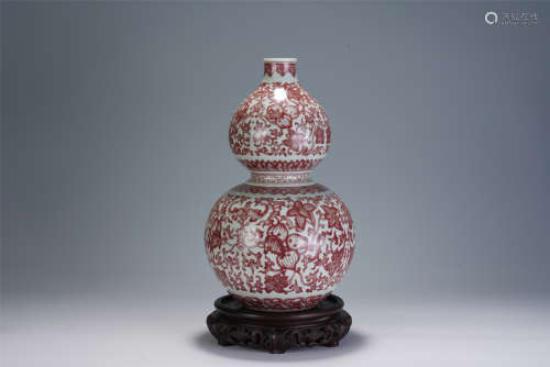 A CHINESE UNDERGLAZE RED DOUBLE-GOURD PORCELAIN VASE