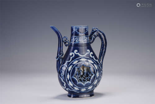 A CHINESE BLUE AND WHITE PORCELAIN EWER