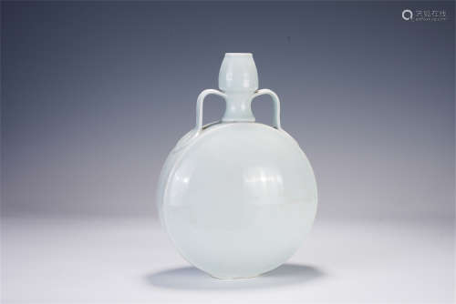A CHINESE WHITE GLAZED PORCELAIN MOON FLASK