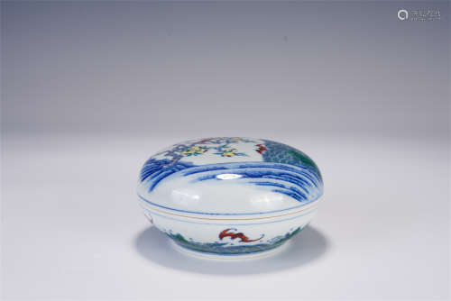 A CHINESE WU-CAI GLAZED ROUND PORCELAIN BOX WITH COVER