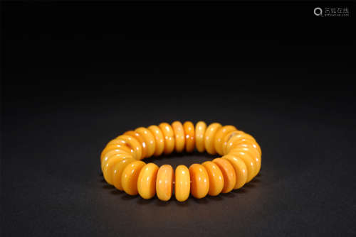 A CHINESE CARVED CLOUDY AMBER BRACELET