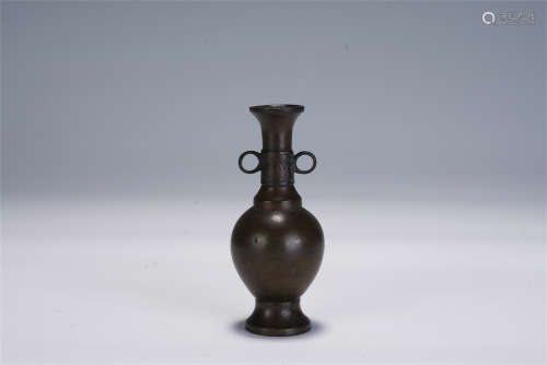 A CHINESE DOUBLE HANLDE BRONZE VASE