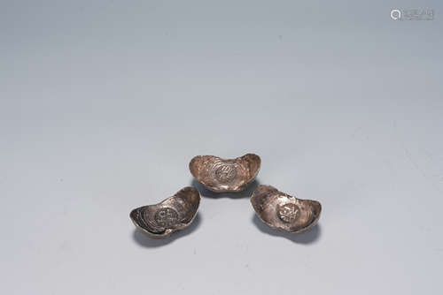 A GROUP OF THREE CHINESE SILVER INGOTS