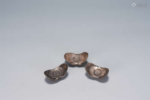 A GROUP OF THREE CHINESE SILVER INGOTS