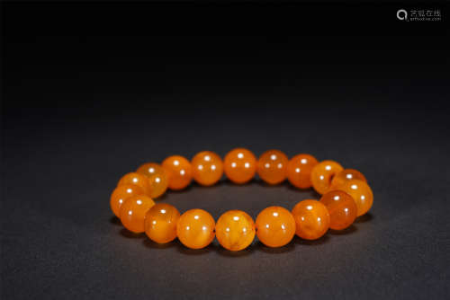 A CHINESE CARVED CLOUDY AMBER BRACELET