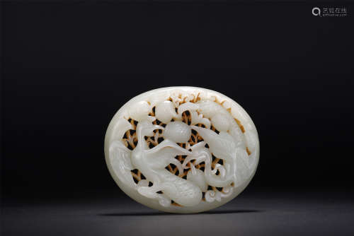 A CHINESE HOLLOW CARVING WHITE JADE PENDANT
