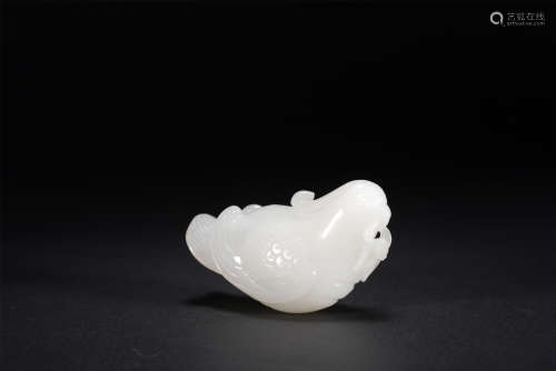 A CHINESE CARVED BIRD-SHAPED WHITE JADE PENDANT