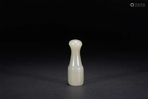 A CHINESE JADE CARVED CIGARETTE HOLDER