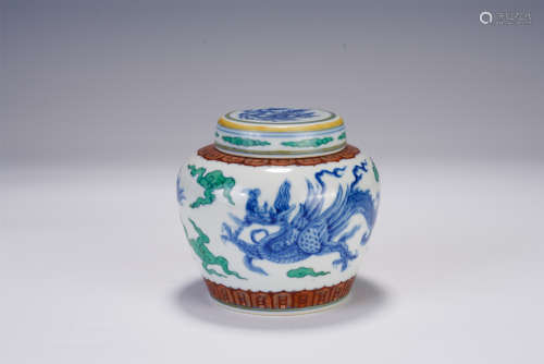 A CHINESE WU-CAI GLAZED PORCELAIN JAR WITH COVER
