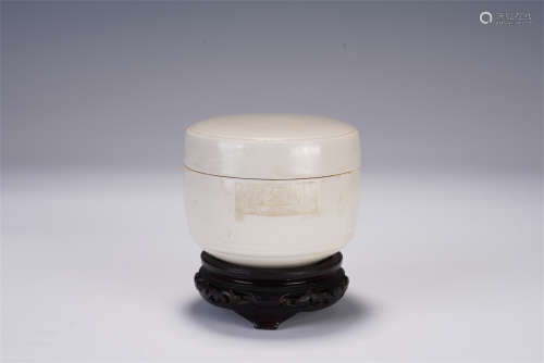 A CHINESE DING-TYPE GLAZED PORCELAIN BOX WITH COVER
