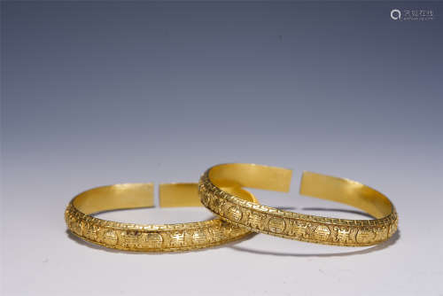 A PAIR OF CHINESE CARVED GILT SILVER BANGLES