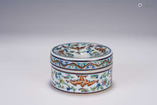 A CHINESE WU-CAI GLAZED ROUND PORCELAIN BOX WITH COVER